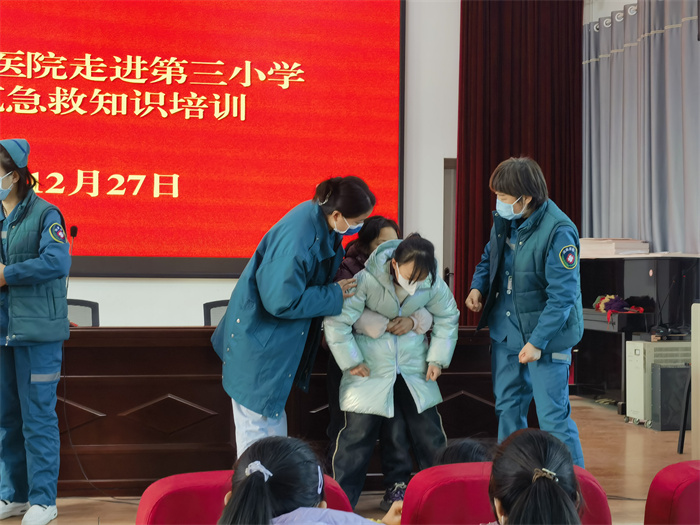 民權(quán)縣第三小學(xué)舉辦海姆立克急救知識培訓(xùn)