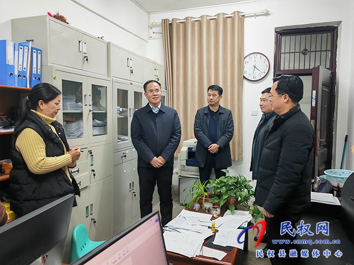 縣委副書記、縣長王景義慰問財政局年終結(jié)轉(zhuǎn)工作人員
