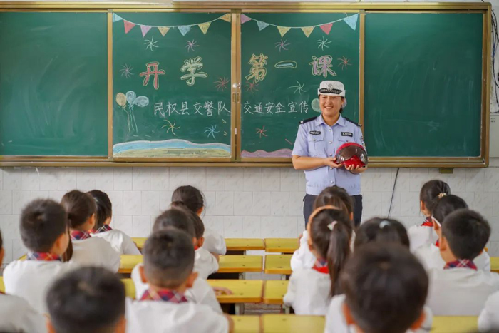 “護(hù)苗”行動——民權(quán)縣實(shí)驗(yàn)小學(xué)開展交通安全教育活動