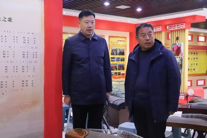 縣委宣傳部副部長李忠強(qiáng)查看城市書房、圖書館和校園書屋建設(shè)管理使用情況