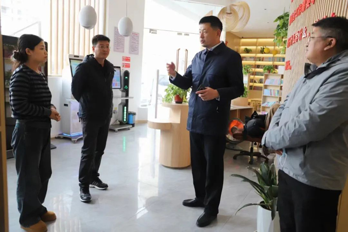 縣委宣傳部副部長李忠強(qiáng)查看城市書房、圖書館和校園書屋建設(shè)管理使用情況