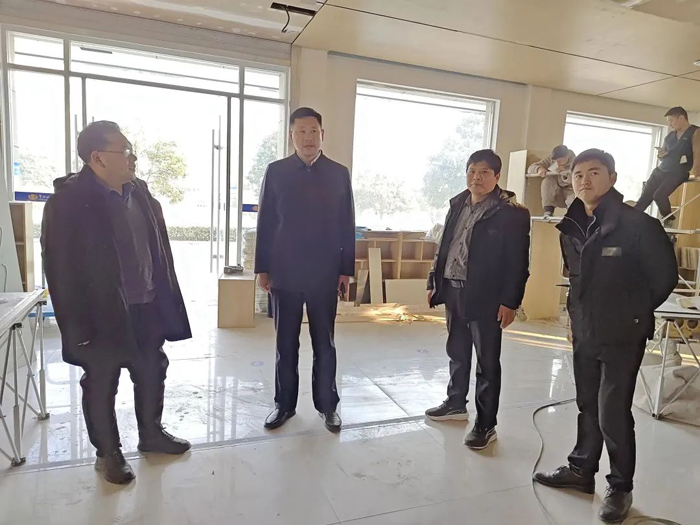 縣委宣傳部副部長(zhǎng)李忠強(qiáng)查看城市書房、便民書屋、職工書屋建設(shè)管理情況