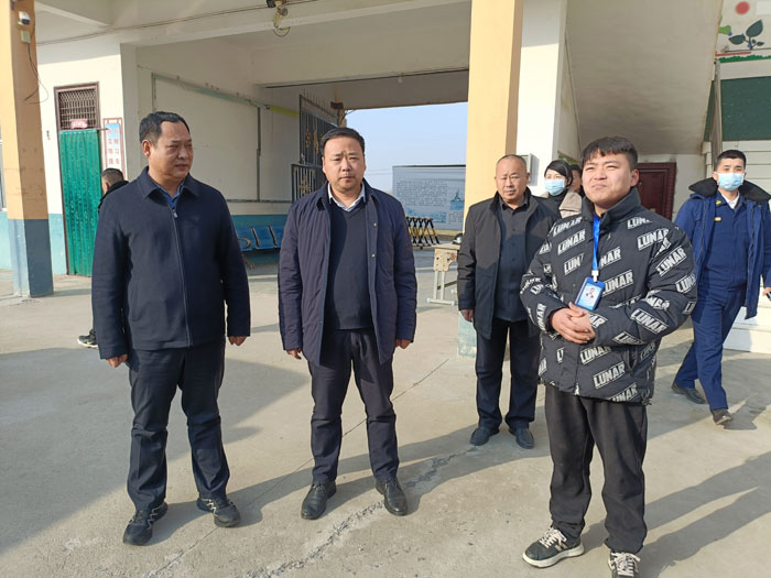 縣委常委、常務(wù)副縣長李衛(wèi)政調(diào)研校園安全工作