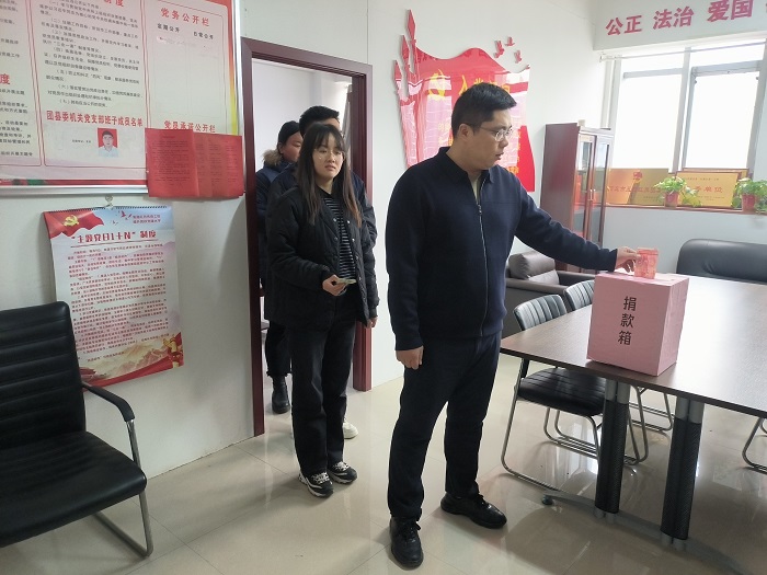 團(tuán)縣委開展“送溫暖、獻(xiàn)愛心”捐款活動