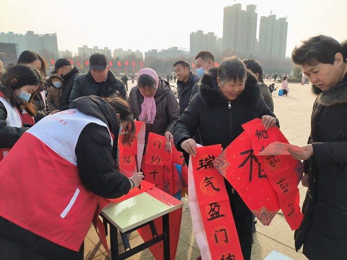 團(tuán)縣委聯(lián)合縣婦聯(lián) 開(kāi)展“喜迎龍年，義寫(xiě)春聯(lián)”志愿服務(wù)活動(dòng)
