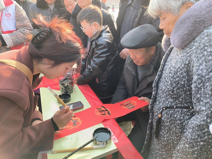 團(tuán)縣委聯(lián)合縣婦聯(lián) 開(kāi)展“喜迎龍年，義寫(xiě)春聯(lián)”志愿服務(wù)活動(dòng)