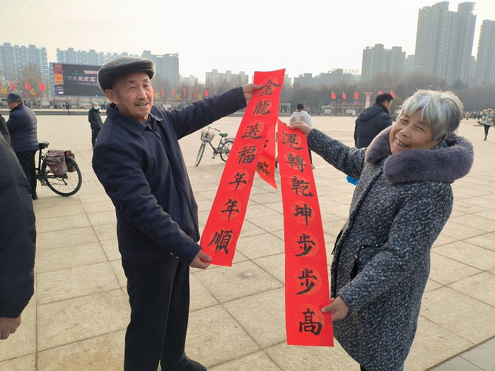 團(tuán)縣委聯(lián)合縣婦聯(lián) 開(kāi)展“喜迎龍年，義寫(xiě)春聯(lián)”志愿服務(wù)活動(dòng)