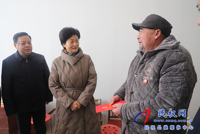  縣人大常委會主任周燕走訪慰問部分退役軍人