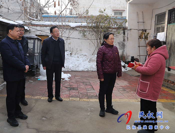 縣領導春節(jié)前夕慰問特困職工、城市居民困難戶、企業(yè)軍轉干部和特困下崗職工