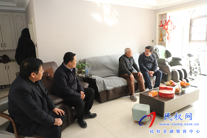 縣領導春節(jié)前夕慰問特困職工、城市居民困難戶、企業(yè)軍轉干部和特困下崗職工