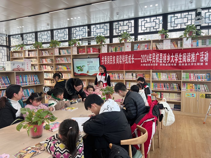 團縣委聯(lián)合縣圖書館開展“書香潤民權(quán)，閱讀伴成長”閱讀推廣活動