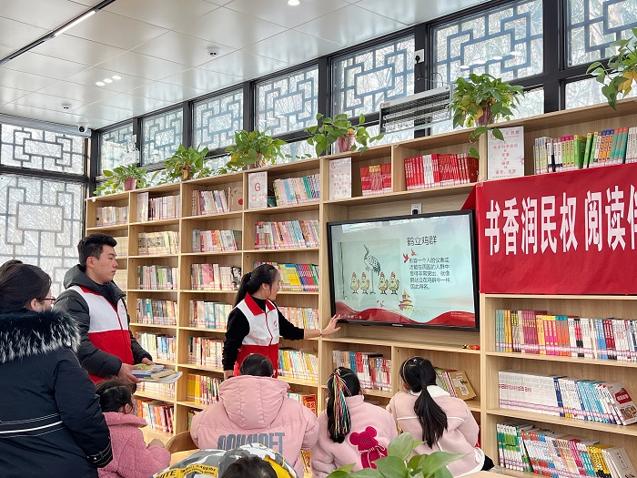 團縣委聯(lián)合縣圖書館開展“書香潤民權(quán)，閱讀伴成長”閱讀推廣活動
