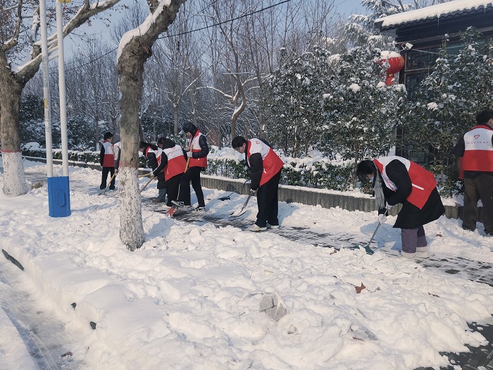 團(tuán)縣委組織返鄉(xiāng)大學(xué)生開展“瑞雪出行，暖冬有我”義務(wù)掃雪活動