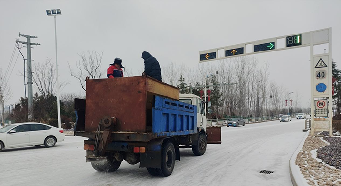 城管局民潔公司積極應(yīng)對冰凍雨雪天氣