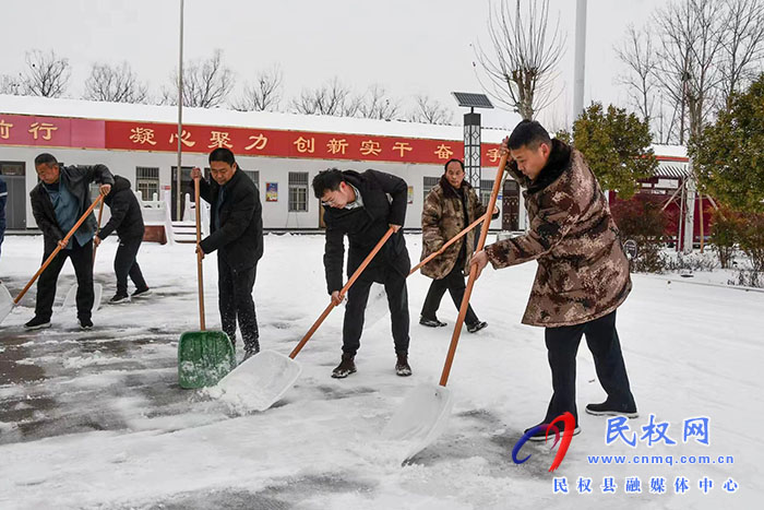 人和鎮(zhèn)以雪為令積極開展掃雪鏟冰行動