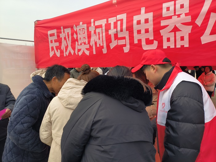 團(tuán)縣委組織青年志愿者助力民權(quán)縣2024年春風(fēng)行動(dòng)首場(chǎng)大型招聘會(huì)