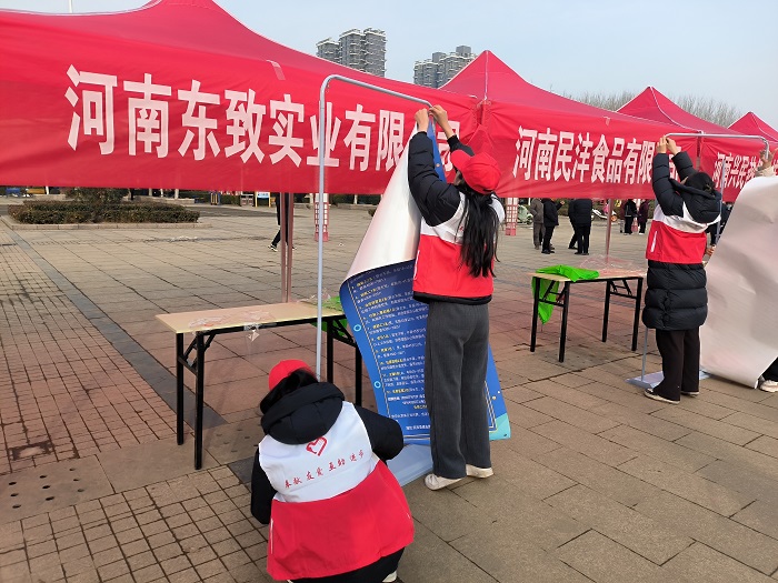 團(tuán)縣委組織青年志愿者助力民權(quán)縣2024年春風(fēng)行動(dòng)首場(chǎng)大型招聘會(huì)