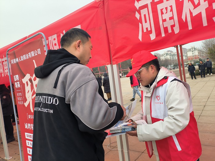 團(tuán)縣委組織青年志愿者助力民權(quán)縣2024年春風(fēng)行動(dòng)首場(chǎng)大型招聘會(huì)