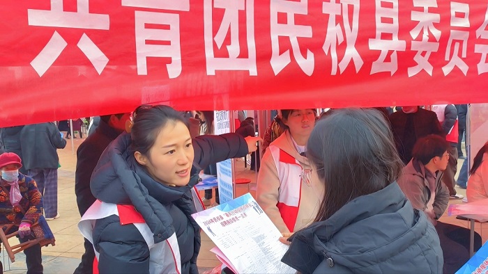 團(tuán)縣委組織青年志愿者助力民權(quán)縣2024年春風(fēng)行動(dòng)首場(chǎng)大型招聘會(huì)