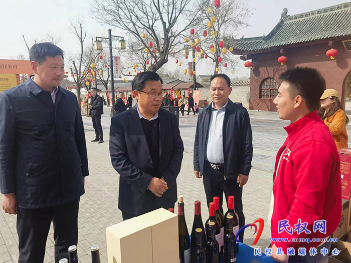 縣委常委、宣傳部長、副縣長畢道喜到商丘第三屆美食文化季民權(quán)展區(qū)指導(dǎo)布展工作