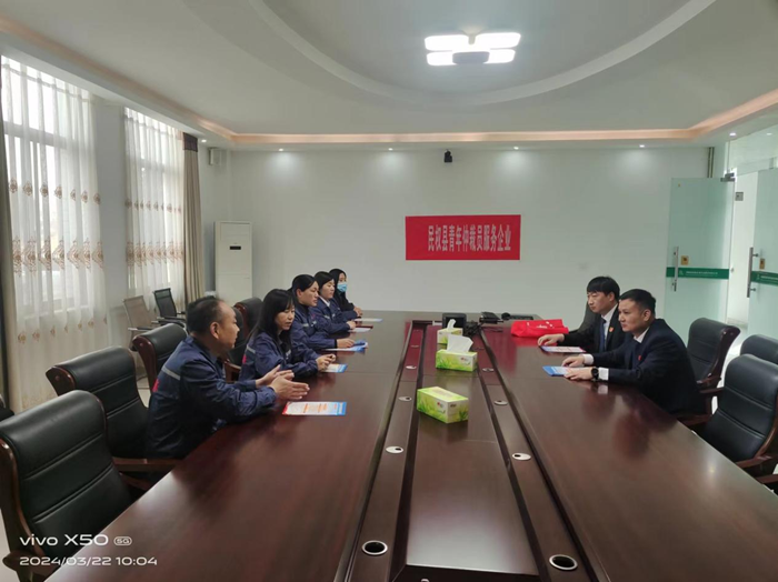 民權(quán)縣人社局開展進企業(yè)、進基層普法宣傳活動