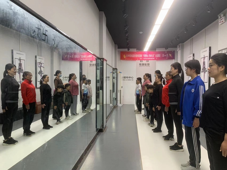 民權(quán)縣圖書館舉辦市民夜?！皶銤櫺?形體禮儀”第二期公益活動