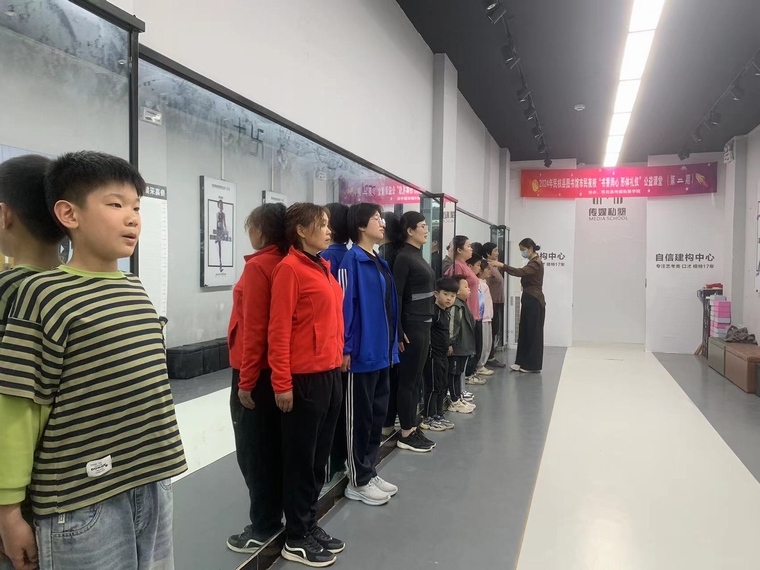 民權(quán)縣圖書館舉辦市民夜校“書香潤心 形體禮儀”第二期公益活動