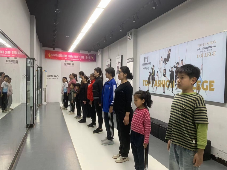 民權(quán)縣圖書館舉辦市民夜校“書香潤心 形體禮儀”第二期公益活動