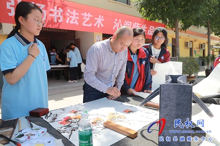 鄭州市書法家協(xié)會、鄭州市青年書法家協(xié)會開展中華優(yōu)秀傳統(tǒng)文化書法進(jìn)校園暨捐贈活動