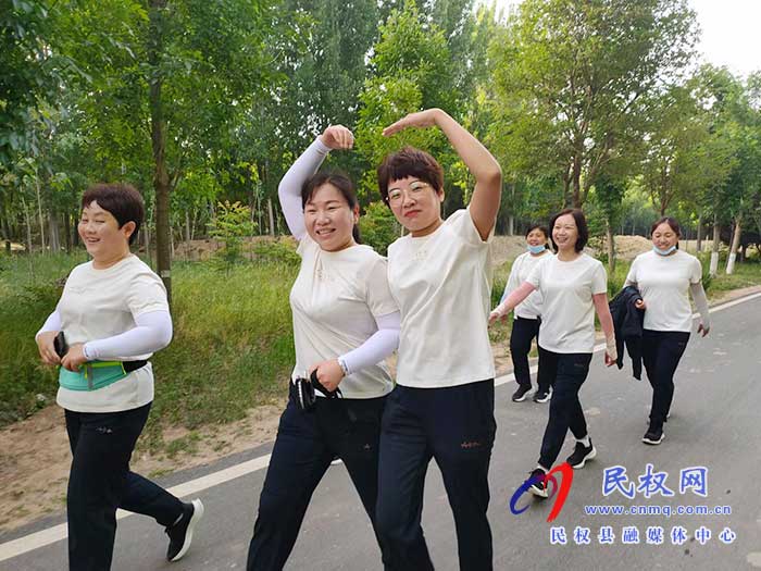 民權(quán)縣水務(wù)發(fā)展服務(wù)中心開(kāi)展 “做好‘水服務(wù)’、用心惠民生”徒步行活動(dòng)