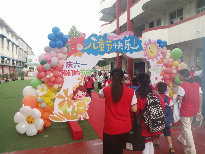 入隊(duì)儀式見(jiàn)證激動(dòng)時(shí)刻   多彩節(jié)目點(diǎn)亮繽紛校園 ——民權(quán)縣第三小學(xué)慶六一新少先隊(duì)員入隊(duì)儀式暨節(jié)目匯演