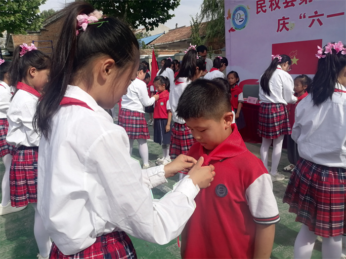 入隊(duì)儀式見(jiàn)證激動(dòng)時(shí)刻   多彩節(jié)目點(diǎn)亮繽紛校園 ——民權(quán)縣第三小學(xué)慶六一新少先隊(duì)員入隊(duì)儀式暨節(jié)目匯演