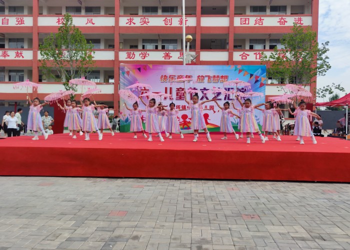 雙塔鎮(zhèn)中心幼兒園舉行“快樂(lè)童年，放飛夢(mèng)想”  六一兒童節(jié)文藝匯演