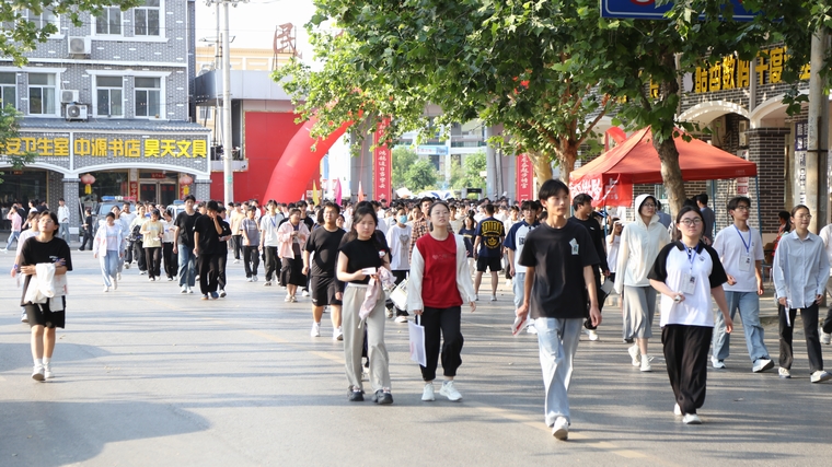 民權(quán)縣圖書館組織開展 “閱讀點(diǎn)亮未來(lái)·助力高考?jí)粝搿敝驹阜?wù)活動(dòng)