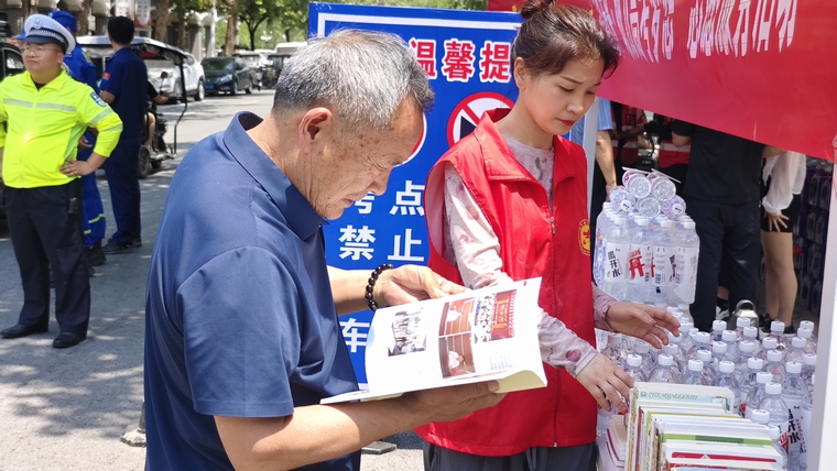 民權(quán)縣圖書館組織開展 “閱讀點(diǎn)亮未來(lái)·助力高考?jí)粝搿敝驹阜?wù)活動(dòng)