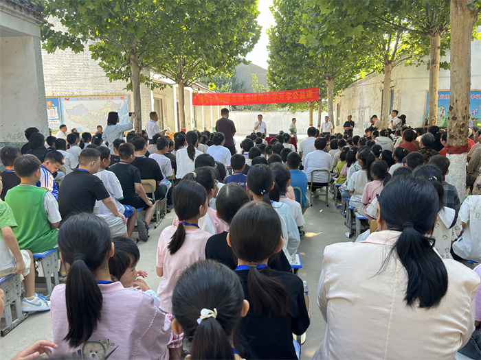 讓詩歌飛一一著名詩人張中林走進李坤侯小學