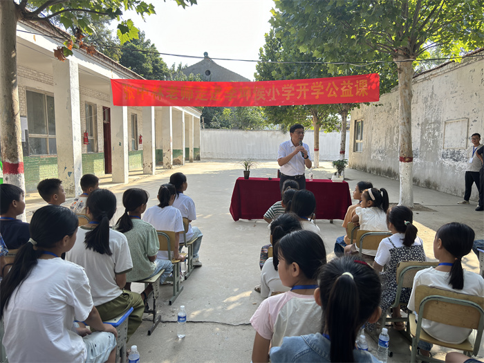 讓詩歌飛一一著名詩人張中林走進李坤侯小學