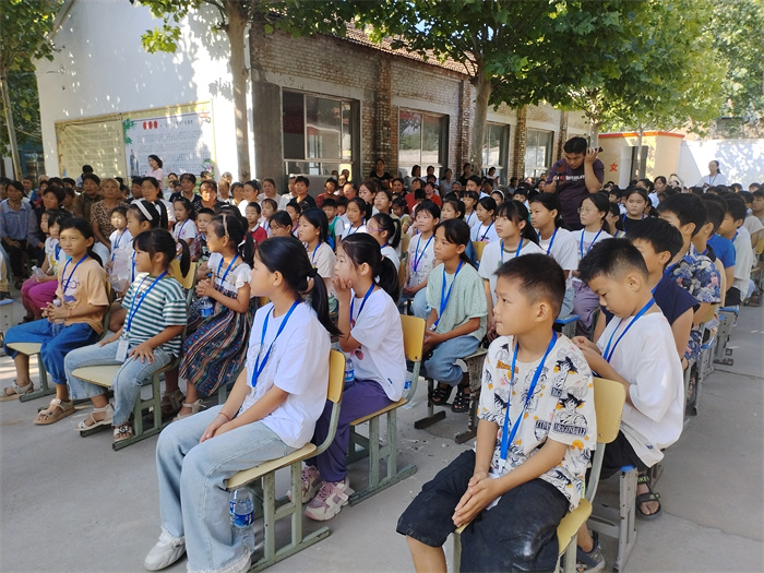 讓詩歌飛一一著名詩人張中林走進李坤侯小學