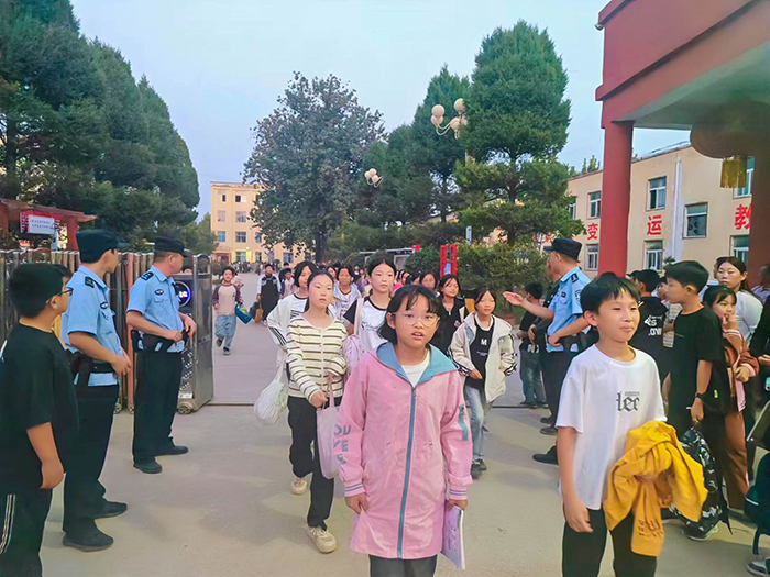 人和鎮(zhèn)派出所 “護學(xué)崗”，為學(xué)生安全撐起 “保護傘”