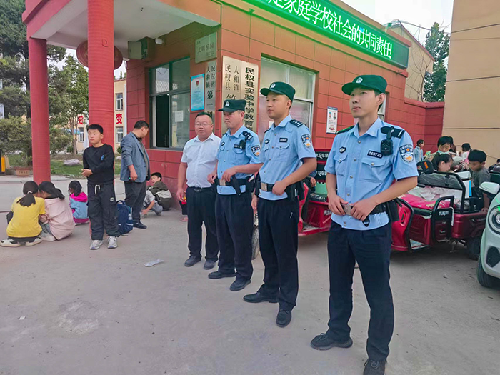 人和鎮(zhèn)派出所 “護學(xué)崗”，為學(xué)生安全撐起 “保護傘”