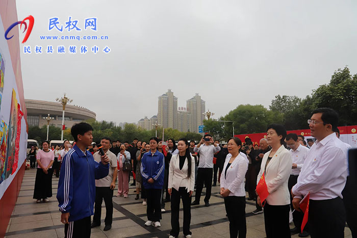 “強(qiáng)國(guó)復(fù)興有我”慶祝中華人民共和國(guó)成立75周年“偉大祖國(guó)·美麗民權(quán)”大型圖片展開幕