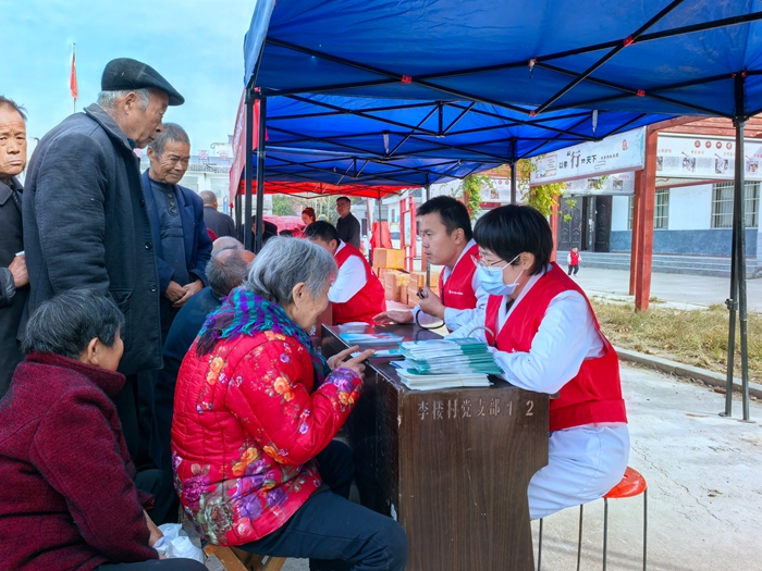 河南大學第一附屬醫(yī)院醫(yī)療服務隊到莊子鎮(zhèn)開展義診服務活動