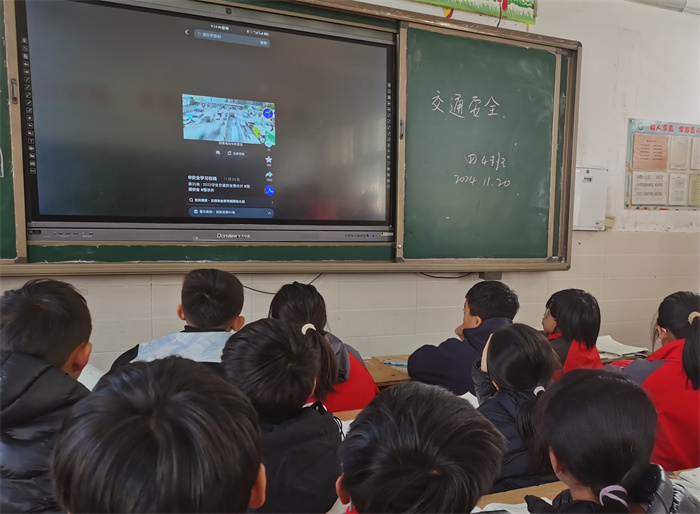安全出行  從我做起——民權(quán)縣第三小學(xué)舉辦交通安全主題班會