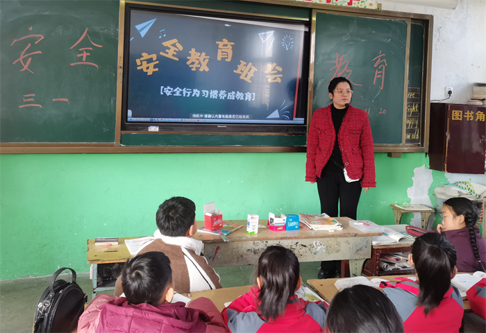 安全出行  從我做起——民權(quán)縣第三小學(xué)舉辦交通安全主題班會