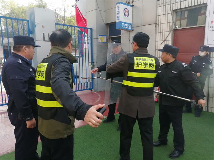 民權縣第三小學警校聯(lián)合開展防暴演練活動