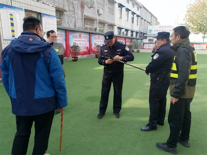 民權縣第三小學警校聯(lián)合開展防暴演練活動