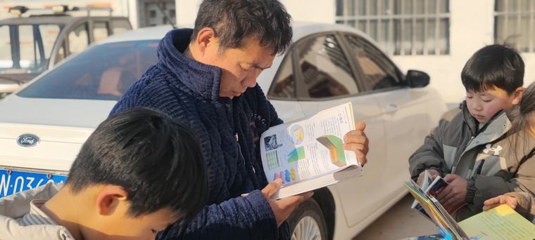 民權(quán)縣圖書館開展全民閱讀推廣服務(wù)進(jìn)鄉(xiāng)村活動(dòng)