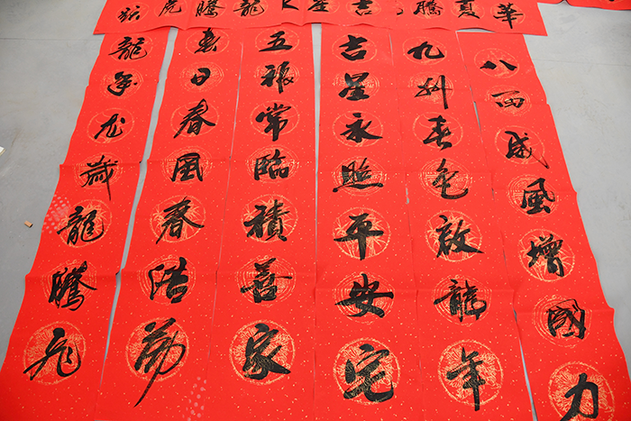 民權(quán)縣人和鎮(zhèn)：義寫(xiě)春聯(lián)送祝福 濃濃墨香迎新春