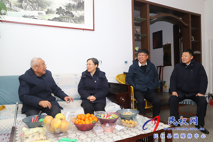 縣領(lǐng)導(dǎo)走訪慰問(wèn)實(shí)職縣級(jí)退休干部