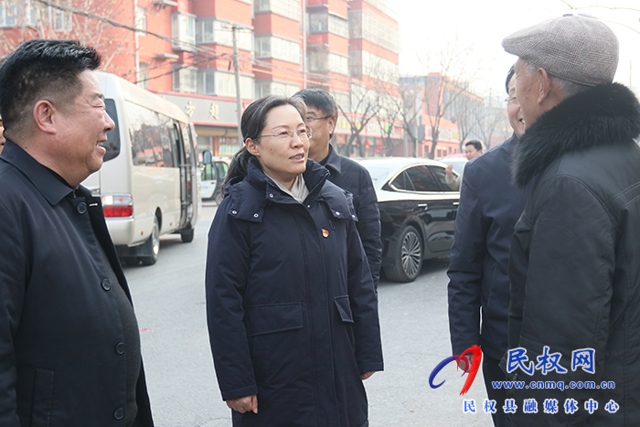 縣領(lǐng)導節(jié)前慰問特困職工、城市居民困難戶、企業(yè)軍轉(zhuǎn)干部、特困下崗職工